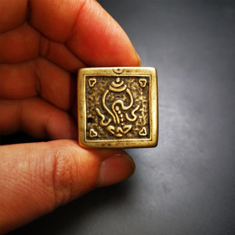 This vintage tibetan conch seal was collected from Derge Tibet,about 30 years old. It is made of cold iron,inlaid brass,carved conch pattern at the bottom,size is 1.18 inches.