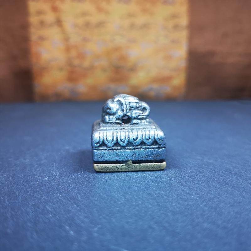 This vintage tibetan conch seal was collected from Derge Tibet,about 30 years old. It is made of cold iron,inlaid brass,carved conch pattern at the bottom,size is 1.18 inches.