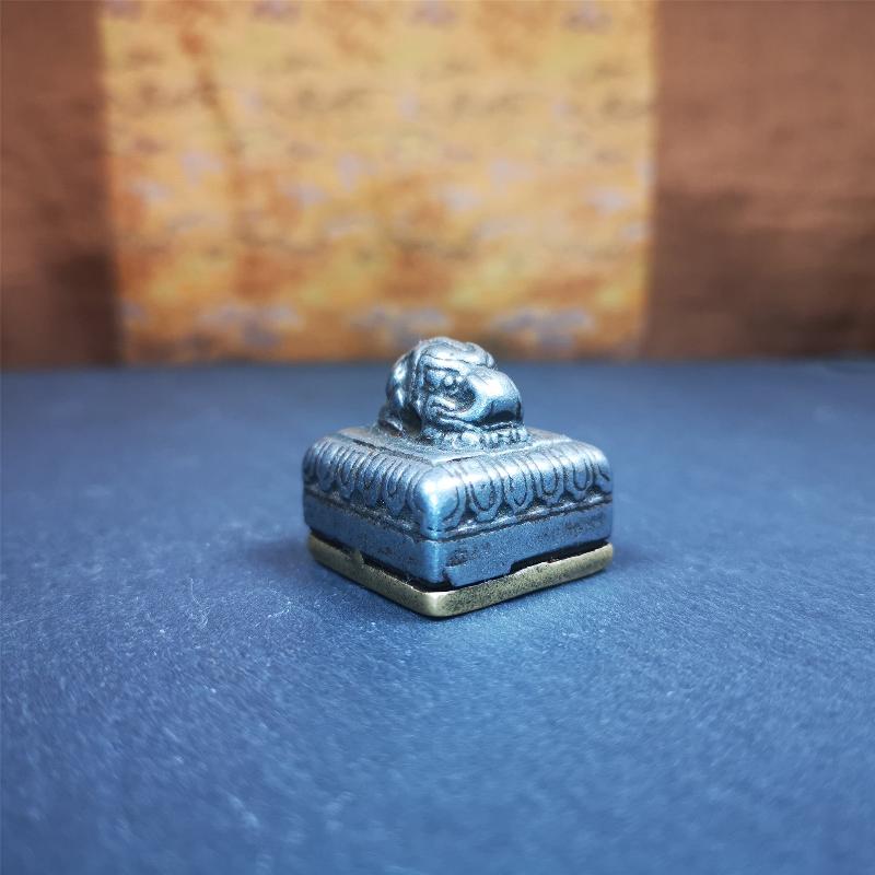 This vintage tibetan conch seal was collected from Derge Tibet,about 30 years old. It is made of cold iron,inlaid brass,carved conch pattern at the bottom,size is 1.18 inches.