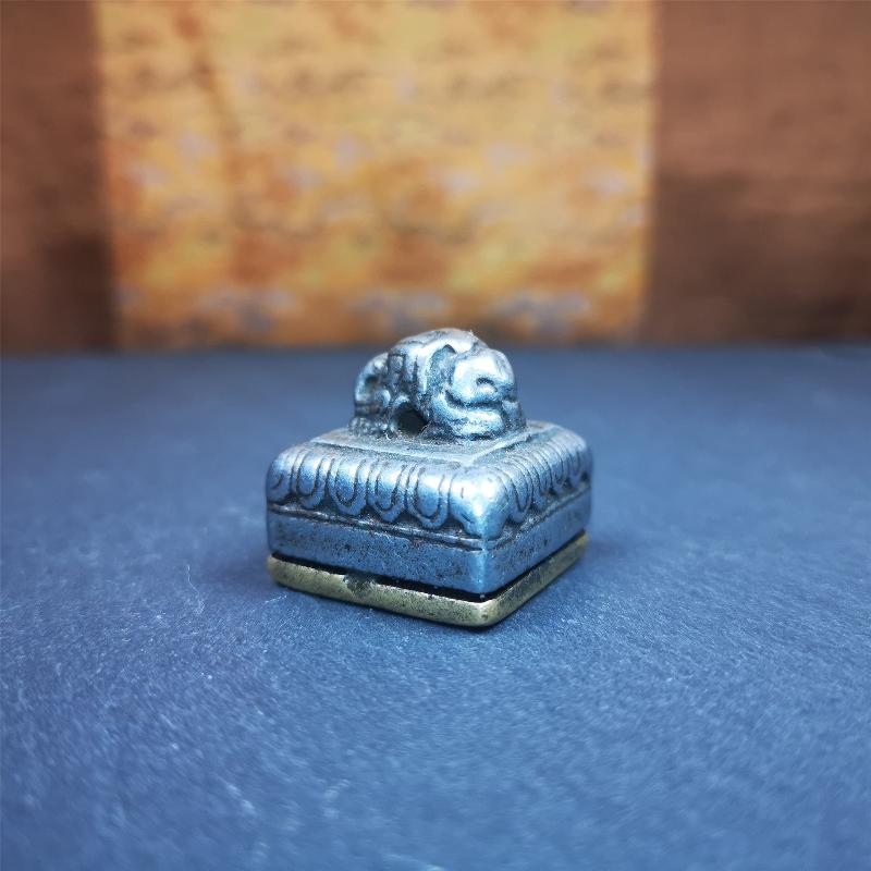 This vintage tibetan conch seal was collected from Derge Tibet,about 30 years old. It is made of cold iron,inlaid brass,carved conch pattern at the bottom,size is 1.18 inches.