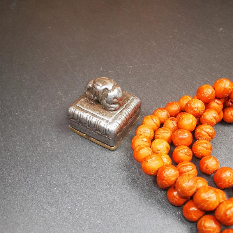 This vintage tibetan conch seal was collected from Derge Tibet,about 30 years old. It is made of cold iron,inlaid brass,carved conch pattern at the bottom,size is 1.18 inches.