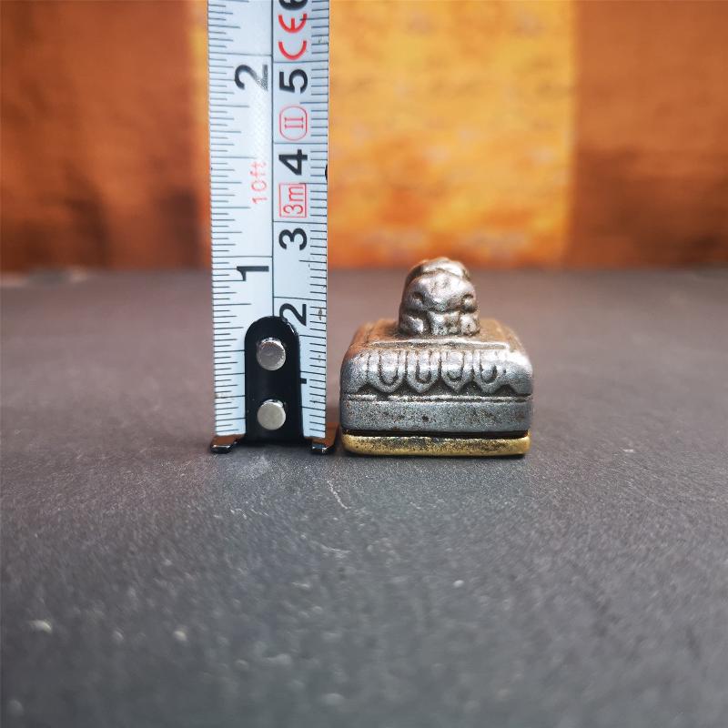 This vintage tibetan conch seal was collected from Derge Tibet,about 30 years old. It is made of cold iron,inlaid brass,carved conch pattern at the bottom,size is 1.18 inches.