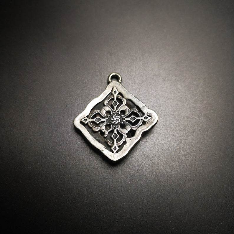 Amulet,Snow Lion-the Four Dignities - Gandhanra-ART