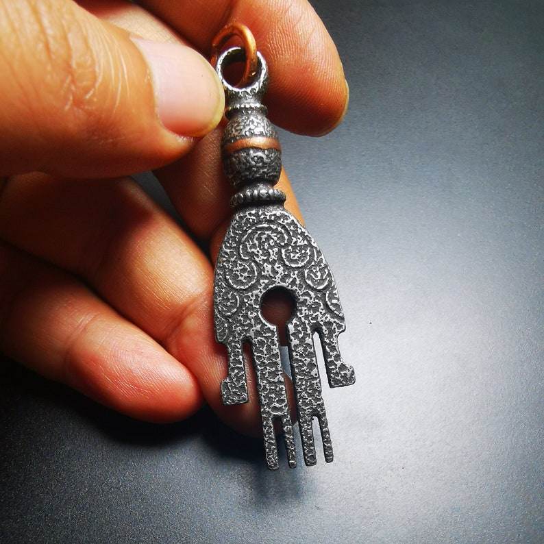 Buddhism Amulet, The Key of Heart Pendant, Made of Cold Iron - Gandhanra-ART