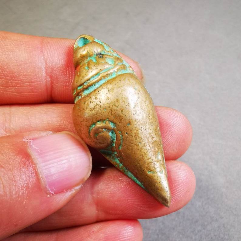 Small Shankha(Divine Conch) Badge,Tibetan Buddhist Protective Amulet Pendant,Made of Lima Brass - Gandhanra-ART