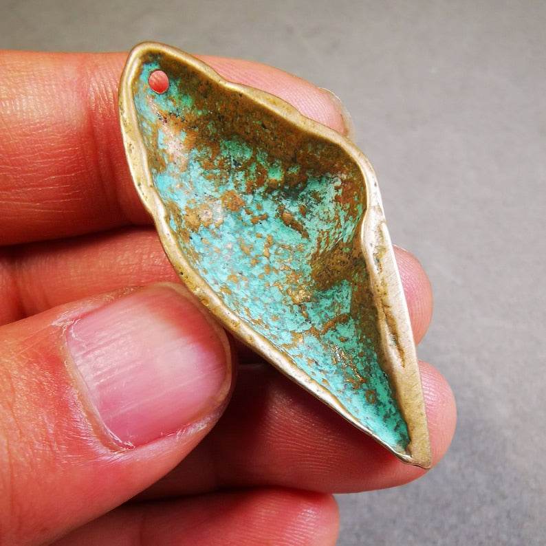 Small Shankha(Divine Conch) Badge,Tibetan Buddhist Protective Amulet Pendant,Made of Lima Brass - Gandhanra-ART