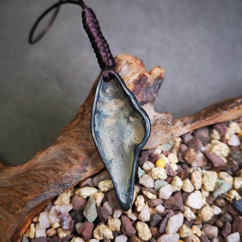 Antique Shankha(Divine Conch) Badge,Tibetan Buddhist Protective Amulet Pendant,Made of Thokcha,60 Years Old - Gandhanra-ART