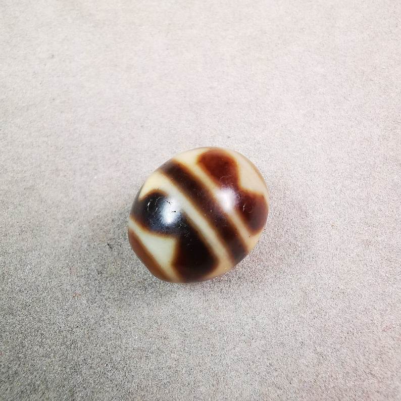 Tiger Tooth Dalo Dzi Bead - Gandhanra-ART