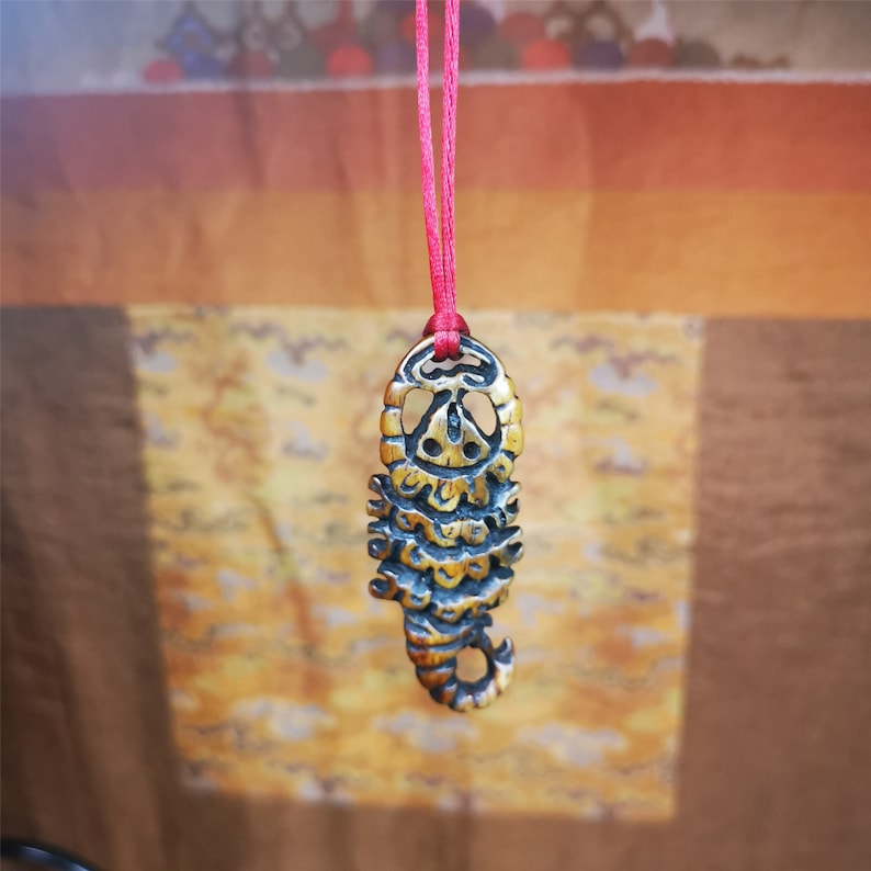 Amulett, Yak-Knochen geschnitzter Skorpion-Guru von Padmasambhava, 2,2"