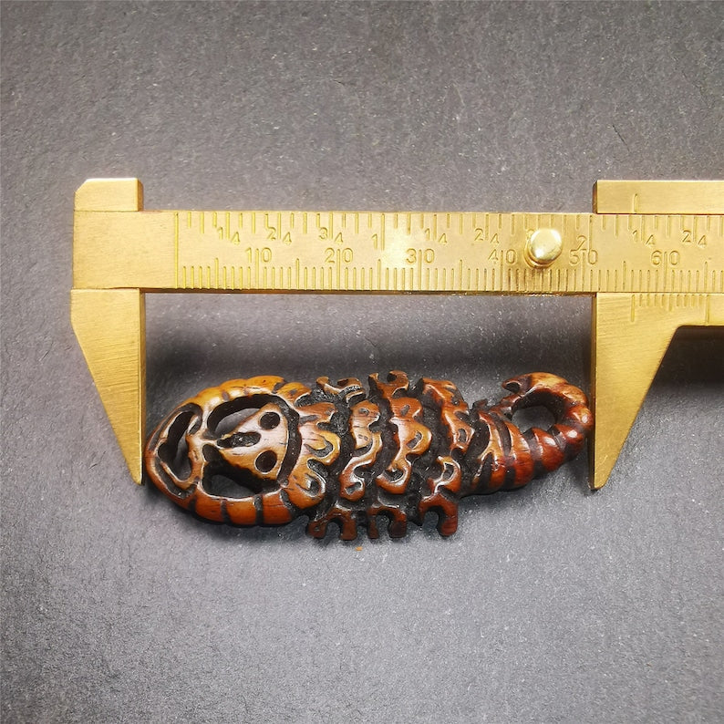 Amulett, Yak-Knochen geschnitzter Skorpion-Guru von Padmasambhava, 2,2"