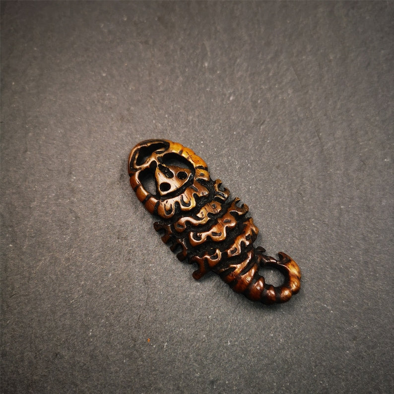 Amulett, Yak-Knochen geschnitzter Skorpion-Guru von Padmasambhava, 2,2"