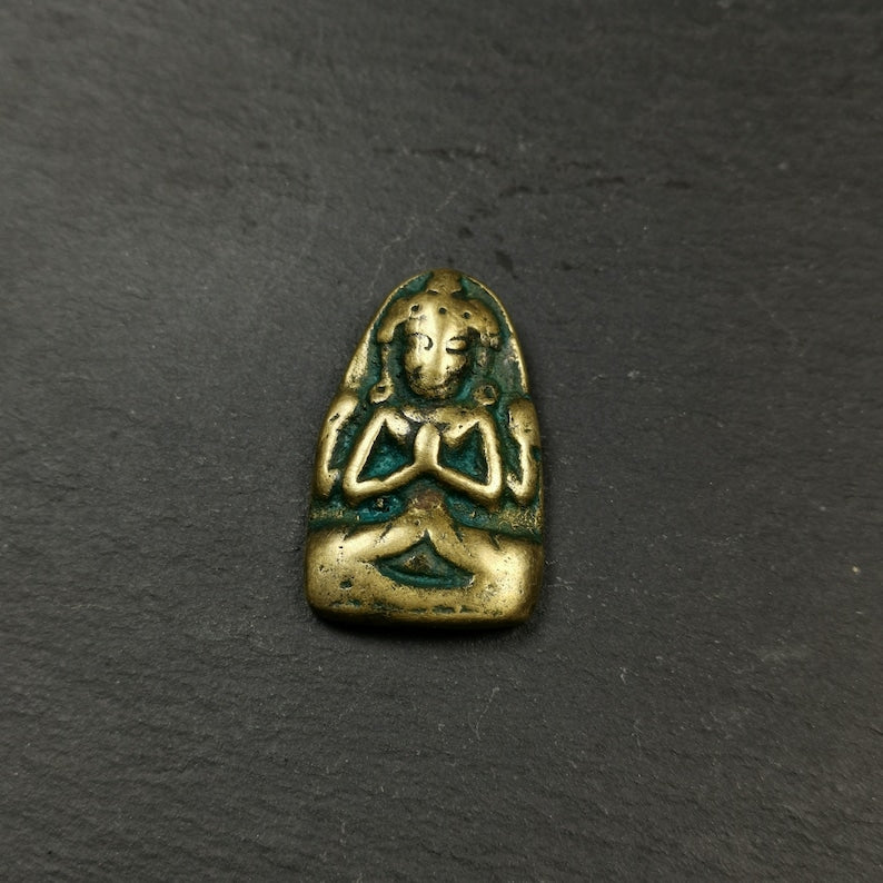 Gandhanra Antique Tibetan Buddhist Amulet, Chenrezig Pendant Badge,32 × 20mm