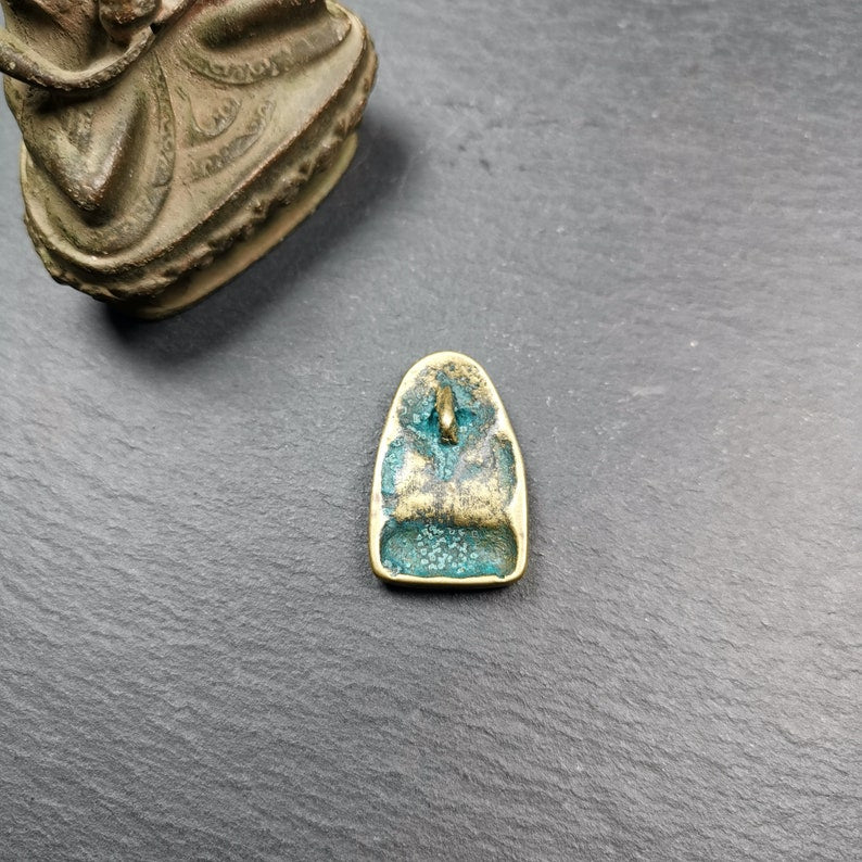 Gandhanra Antique Tibetan Buddhist Amulet, Chenrezig Pendant Badge,32 × 20mm