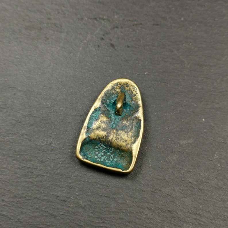 Gandhanra Antique Tibetan Buddhist Amulet, Chenrezig Pendant Badge,32 × 20mm