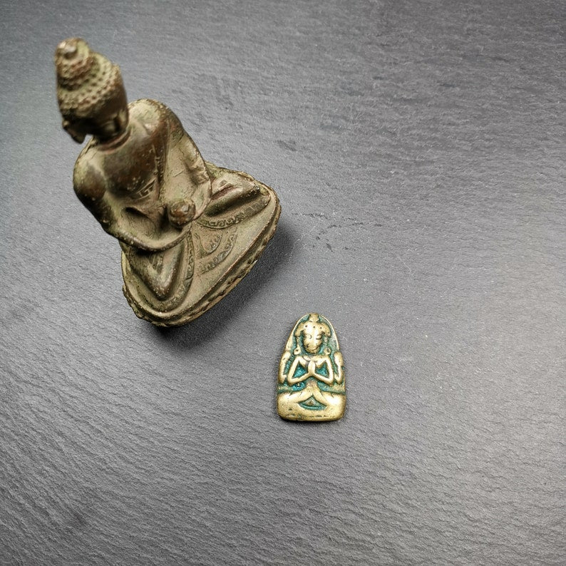 Gandhanra Antique Tibetan Buddhist Amulet, Chenrezig Pendant Badge,32 × 20mm