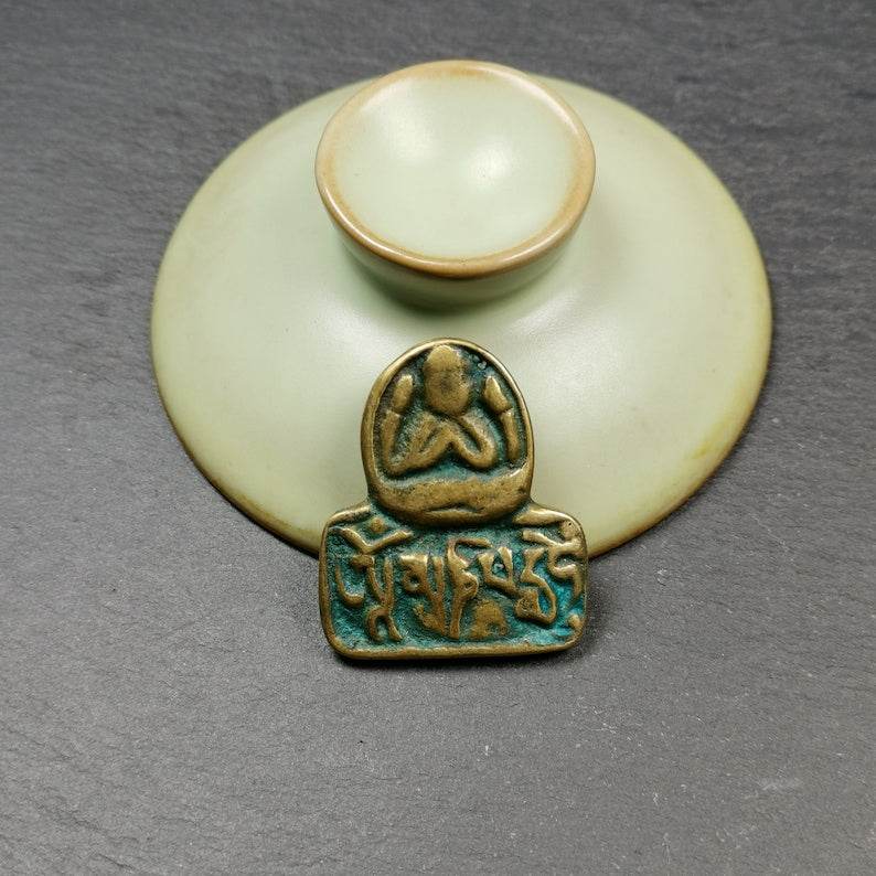 Amulet,Chenrezig Pendant Badge with Mantra Om Mani Padme Hum - Gandhanra-ART