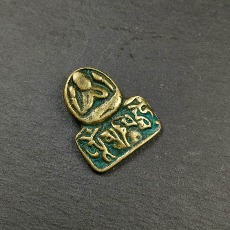 Amulet,Chenrezig Pendant Badge with Mantra Om Mani Padme Hum - Gandhanra-ART