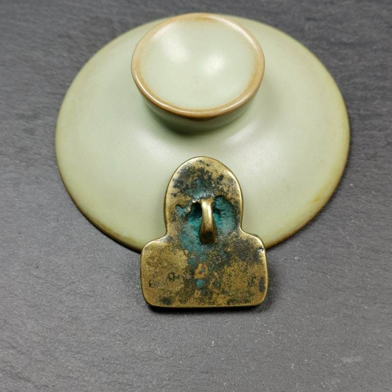 Amulet,Chenrezig Pendant Badge with Mantra Om Mani Padme Hum - Gandhanra-ART