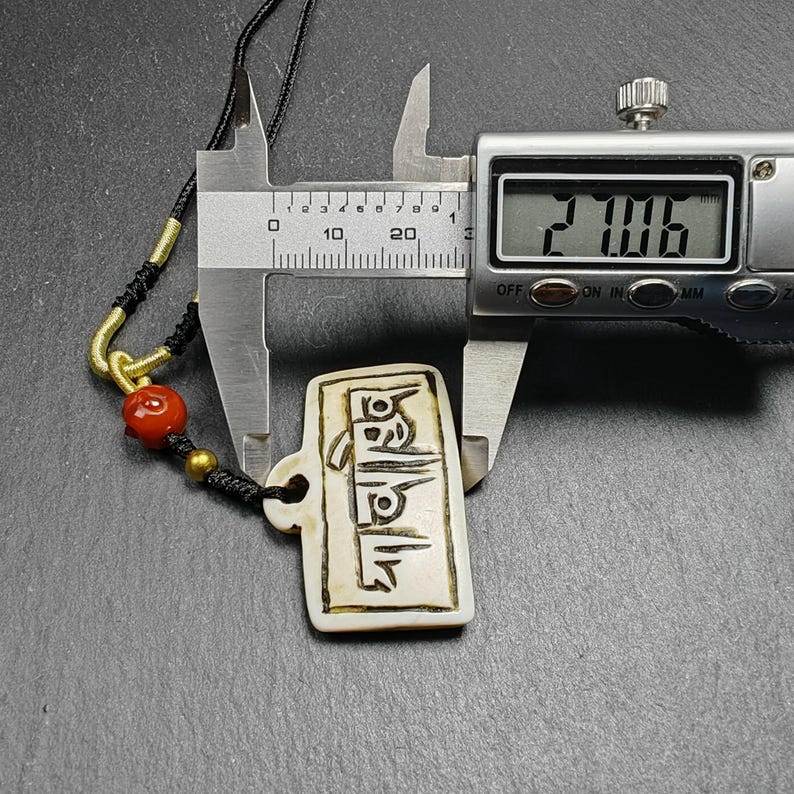 Amulet Badge with Tibetan Letters Karmapa - Gandhanra-ART