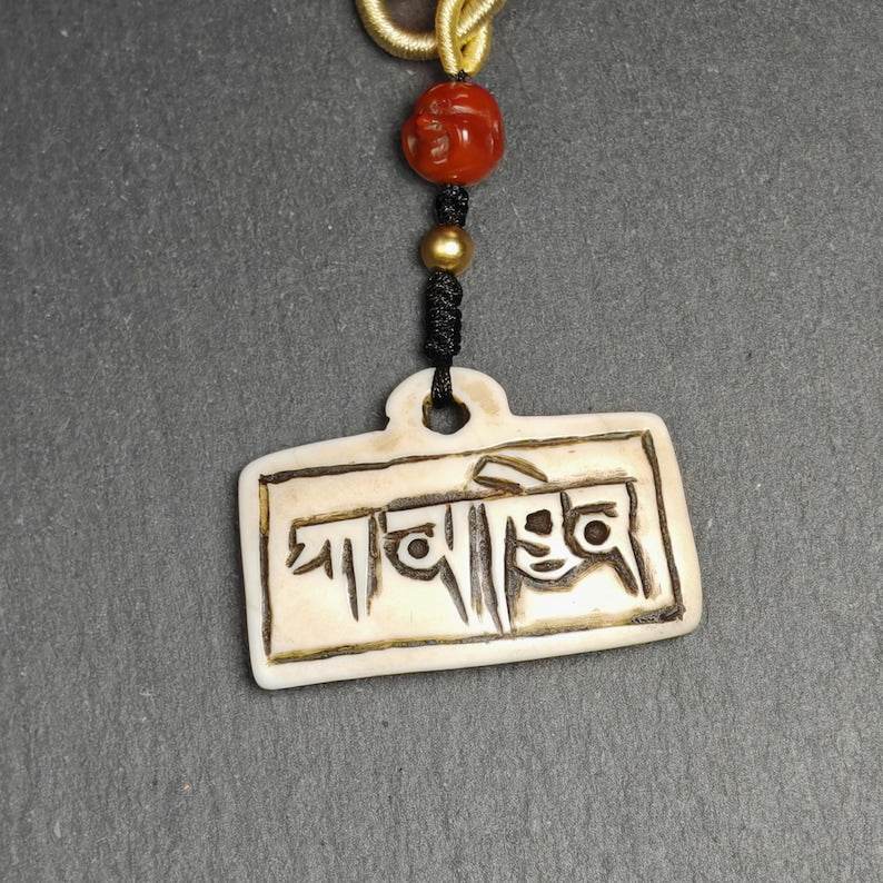 Amulet Badge with Tibetan Letters Karmapa - Gandhanra-ART
