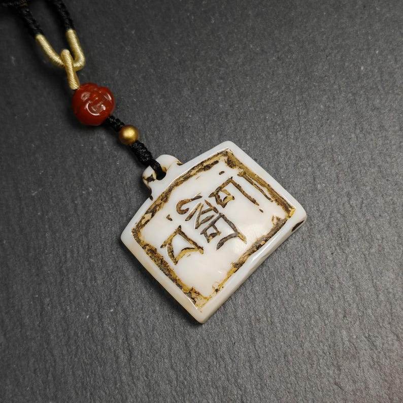 Amulet Badge with Tibetan Letters - Gandhanra-ART