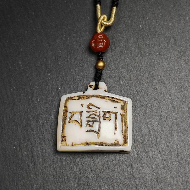 Amulet Badge with Tibetan Letters - Gandhanra-ART