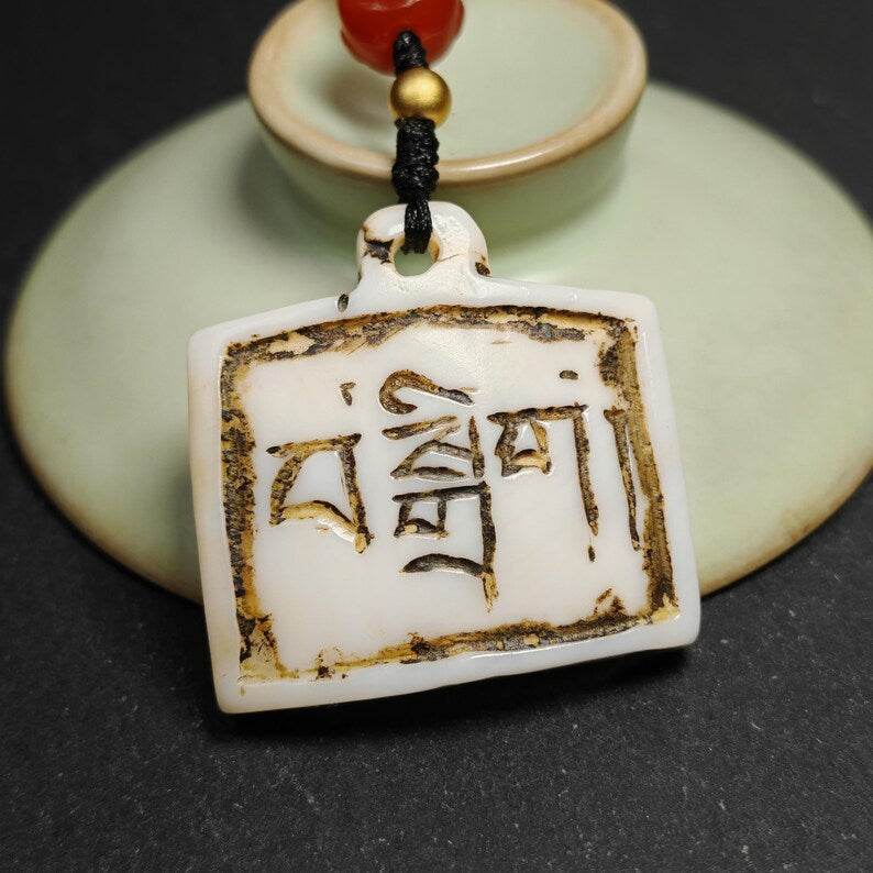 Amulet Badge with Tibetan Letters - Gandhanra-ART