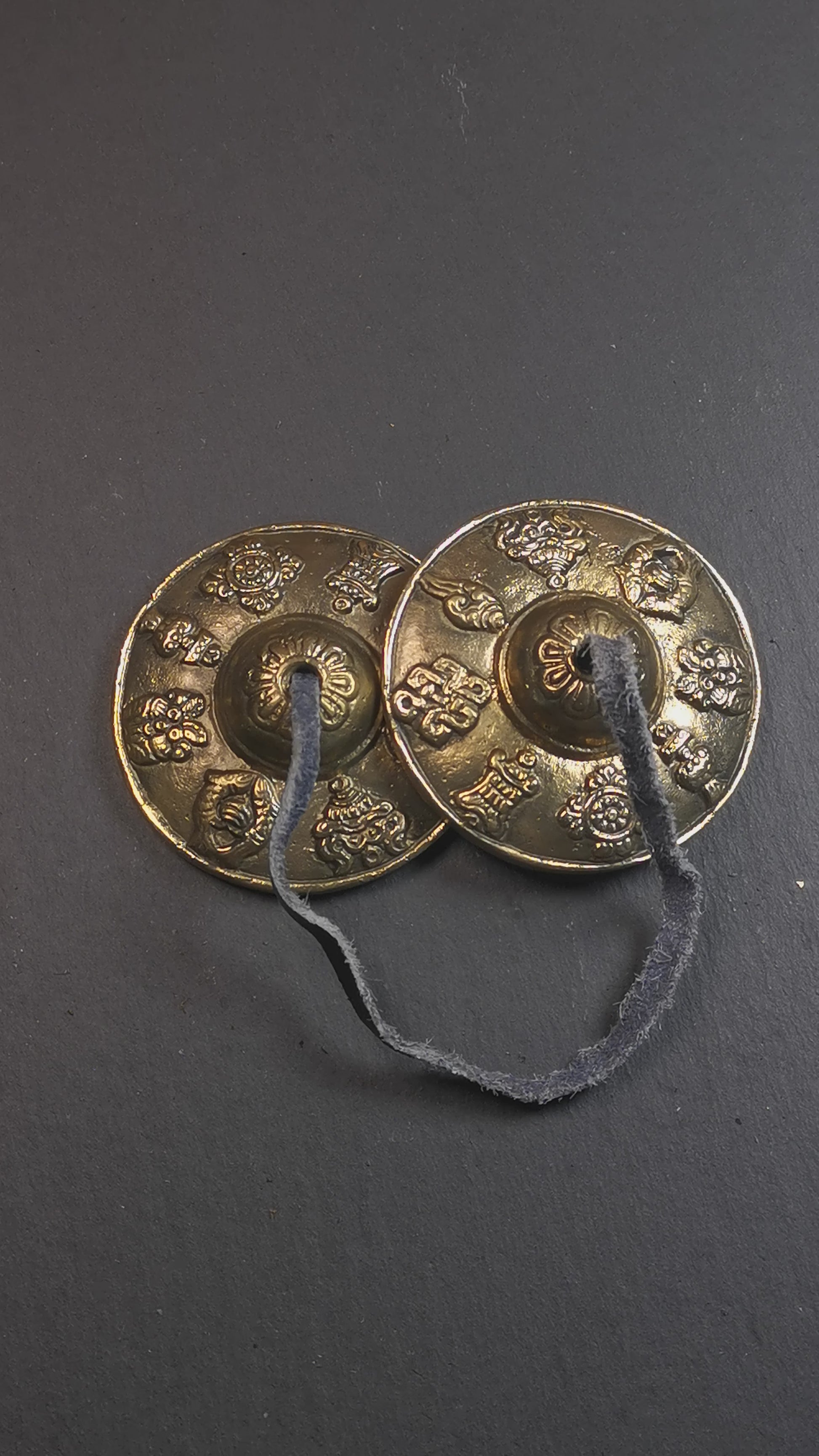 This tingsha bell set was handmade in Nepal,using traditional techniques and materials. It was made of brass,carved astamangal pattern,6.5cm diameter,with pure, clear and resonant,good for meditation. Come with tingsha case.