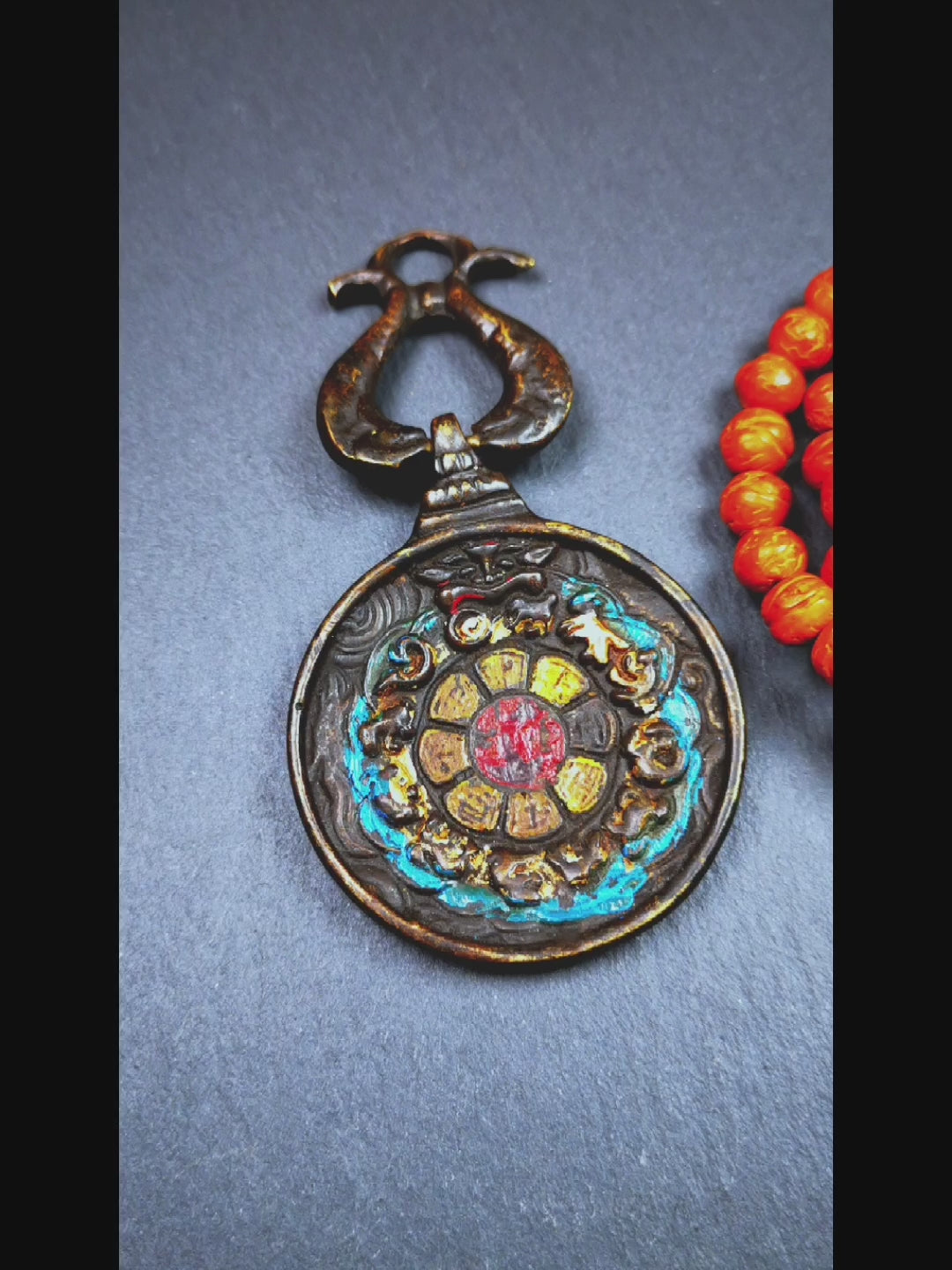 This unique Panjaramahakala Melong Amulet was collected from Goinqên Monastery,about 40 years old,bless by lama. It is round shape,made of brass,1.89 inch diameter.The top is a double fish hanging ring,the front pattern is Tibetan Budhist calendar symbol - SIPAHO(srid pa ho),and the back is Panjaramahakala.