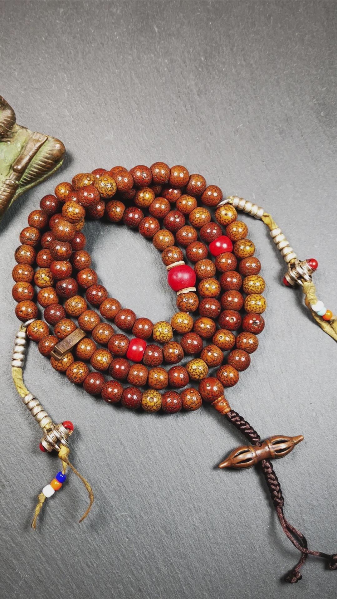 This lotus seed beads mala is collected from Derge county,hold and blessed by a lama in Gengqing monastery, about 30 years old.  It is composed of 108 bodhi seed beads, and is equipped with 3 Sherpa agate beads, silver bead counters are installed on both sides, 1 om mantra bead clip,and finally consists a vajra on the end, very elegant.