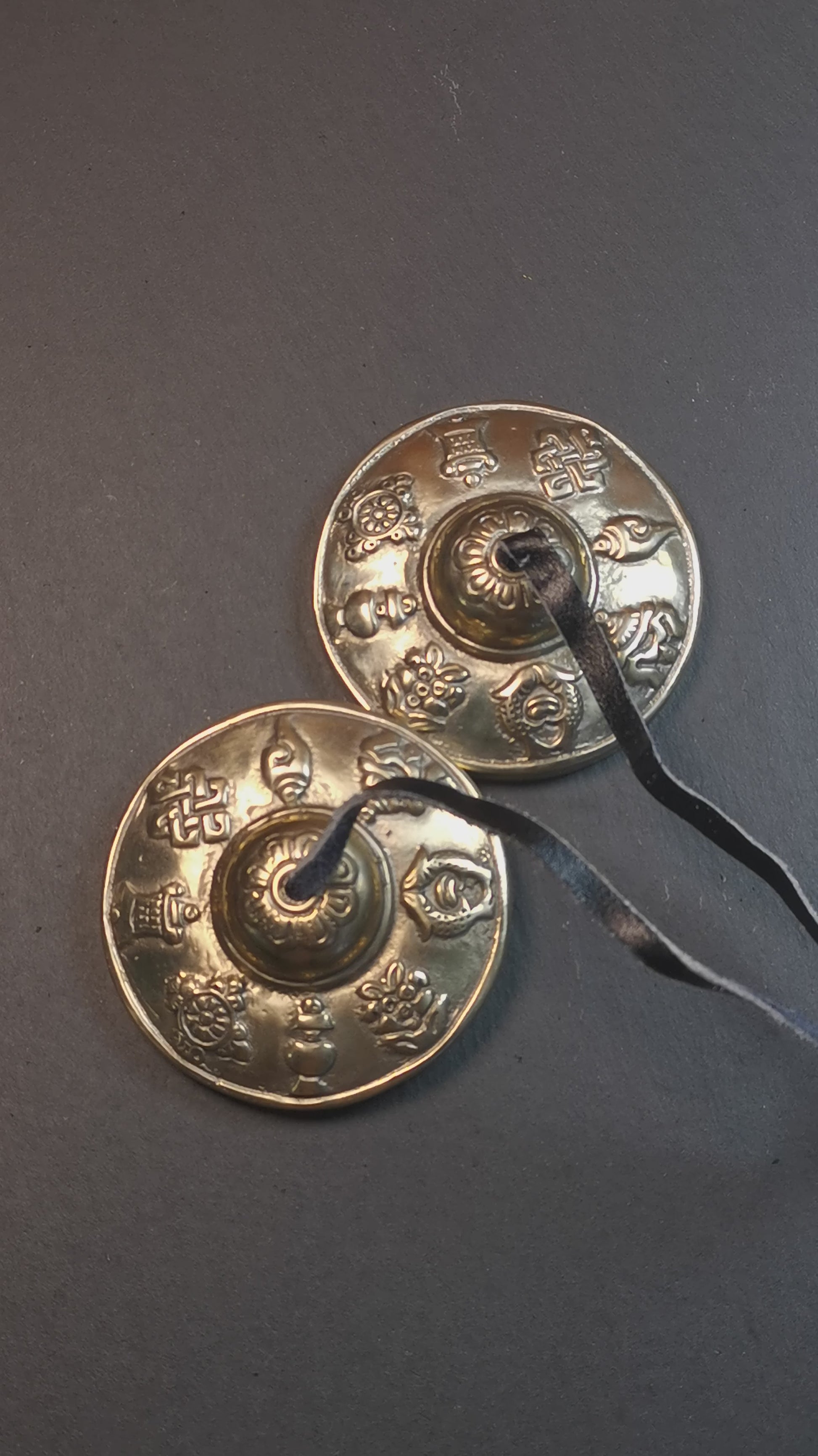 This tingsha bell set was handmade in Nepal,using traditional techniques and materials. It was made of bronze,carved astamangal pattern,6.8cm diameter,with pure, clear and resonant,good for meditation. Come with tingsha case.
