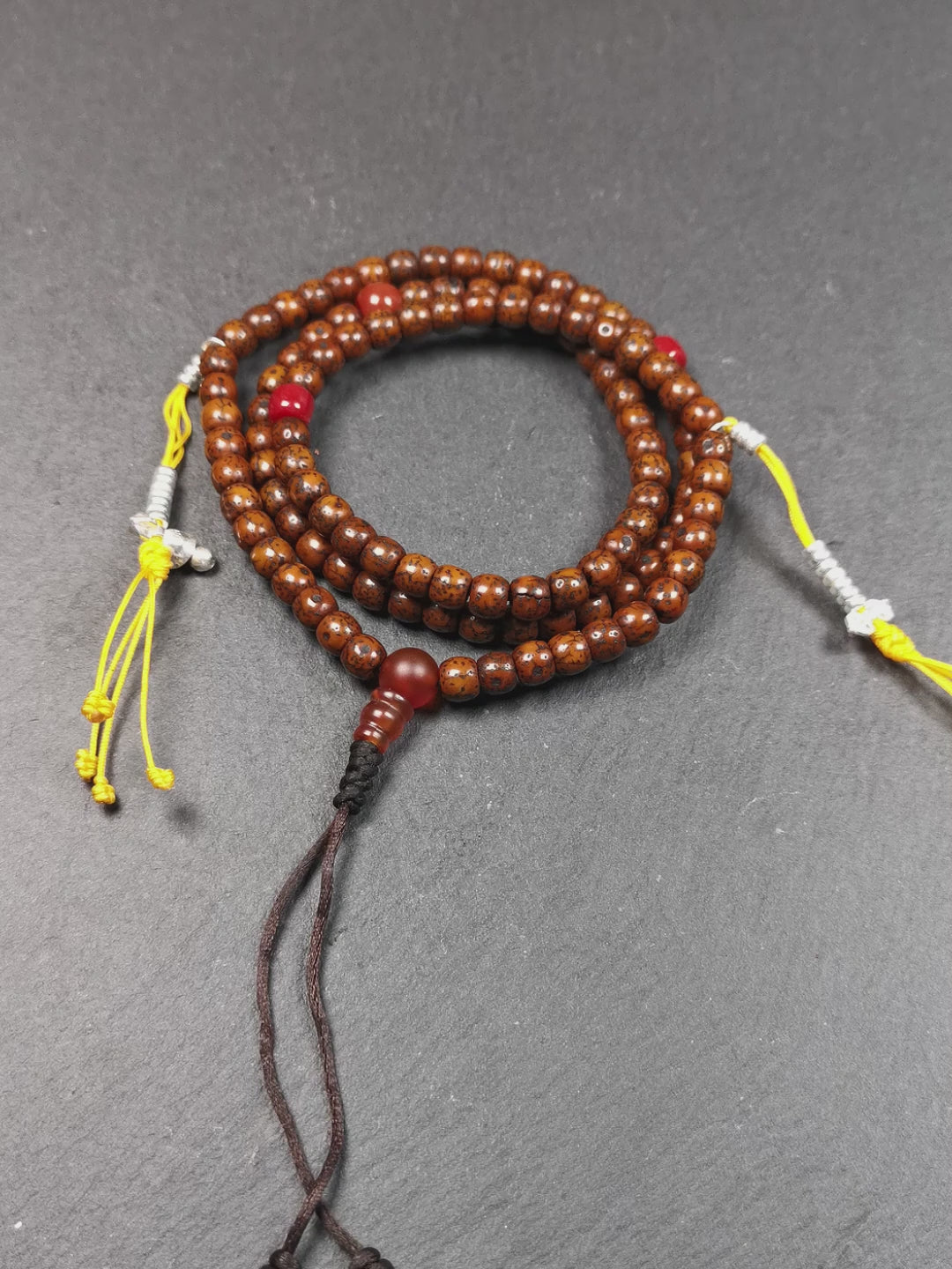This old lotus seed mala was handmade from tibetan crafts man in Baiyu County,about 20 years old. It's composed of 108 lotus seed beads,then add some agate beads,1 pair of silver bead counters,and agate guru bead on it.