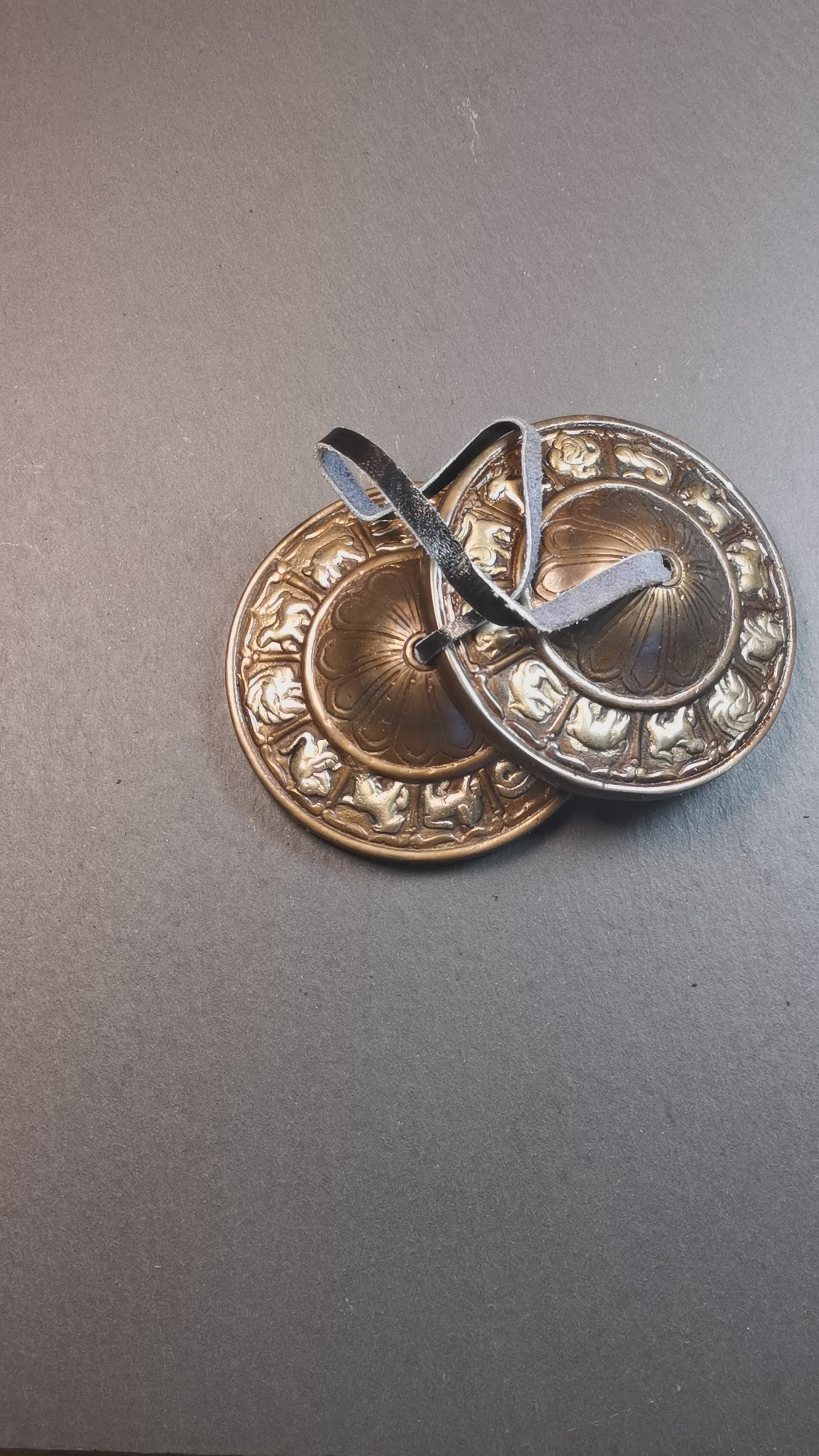 This tingsha bell set was handmade in Nepal,using traditional techniques and materials. It was made of bronze,carved 12 tibetan zodiac pattern,8.3cm diameter,with pure, clear and resonant,good for meditation. Come with tingsha case.