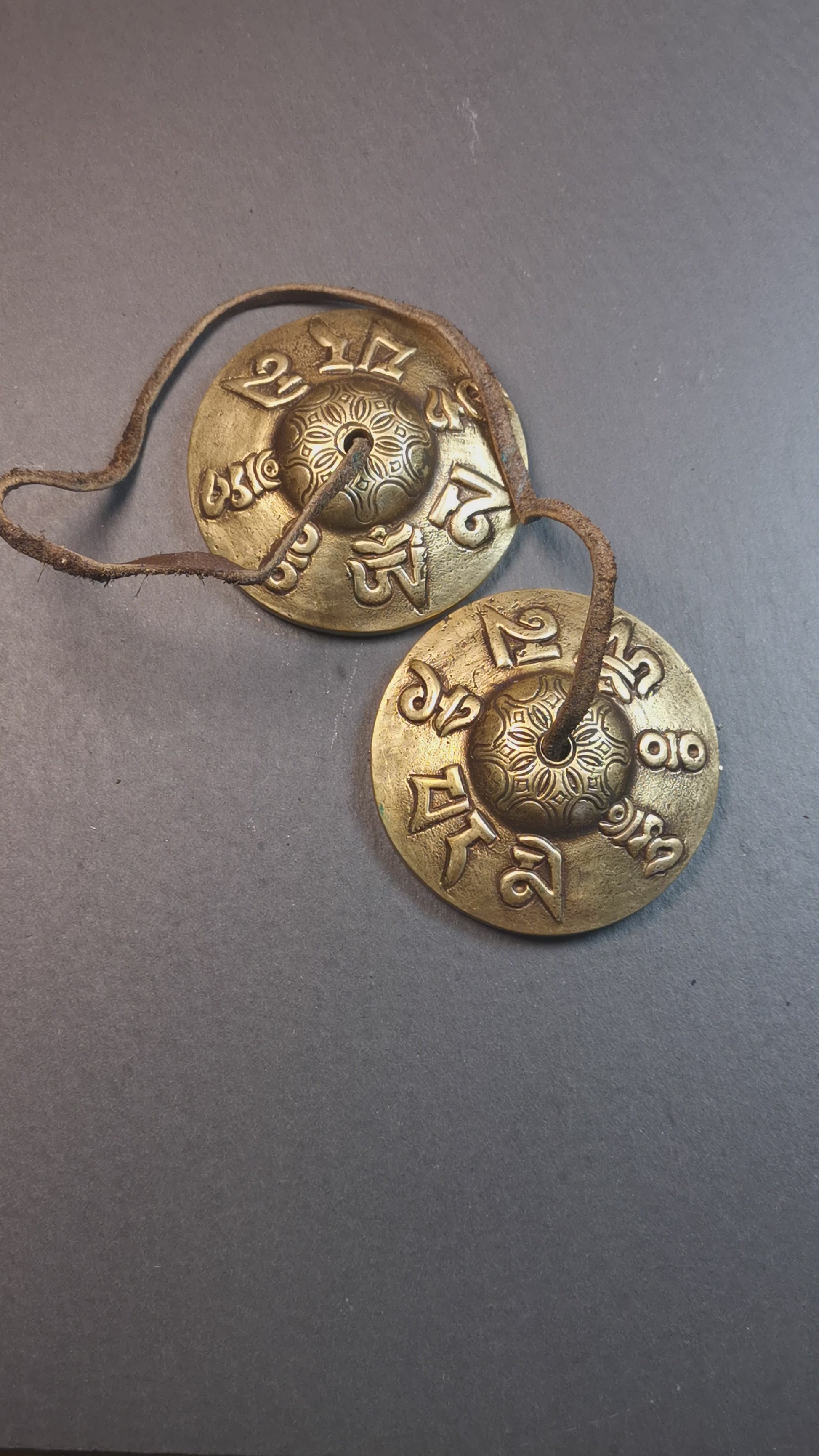 This tingsha bell set was handmade in Nepal,using traditional techniques and materials. It was made of brass,carved om mani padme hum mantra,7.4cm diameter,with pure, clear and resonant,good for meditation. Come with tingsha case.