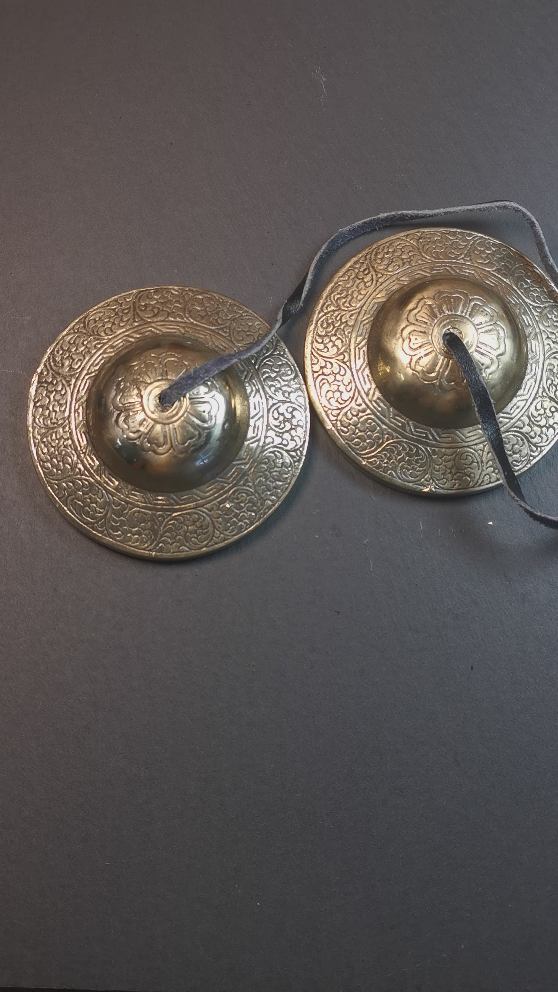 This tingsha bell set was handmade in Nepal,using traditional techniques and materials. It was made of bronze,carved cloud pattern,8.8cm diameter,with pure, clear and resonant,good for meditation. Come with tingsha case.