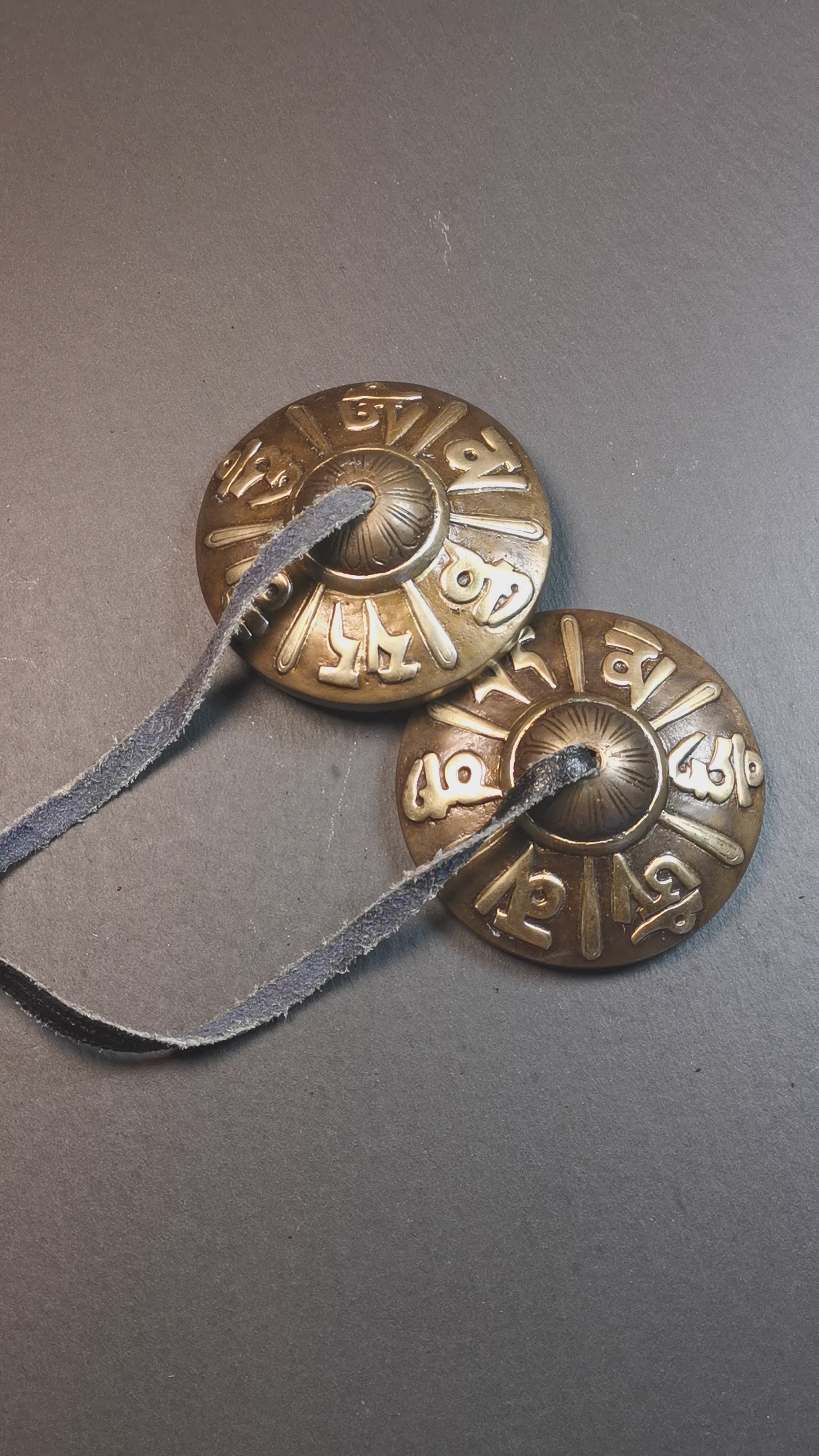 This tingsha bell set was handmade in Nepal,using traditional techniques and materials. It was made of bronze,carved om mani padme hum mantra,8cm diameter,with pure, clear and resonant,good for meditation. Come with tingsha case.