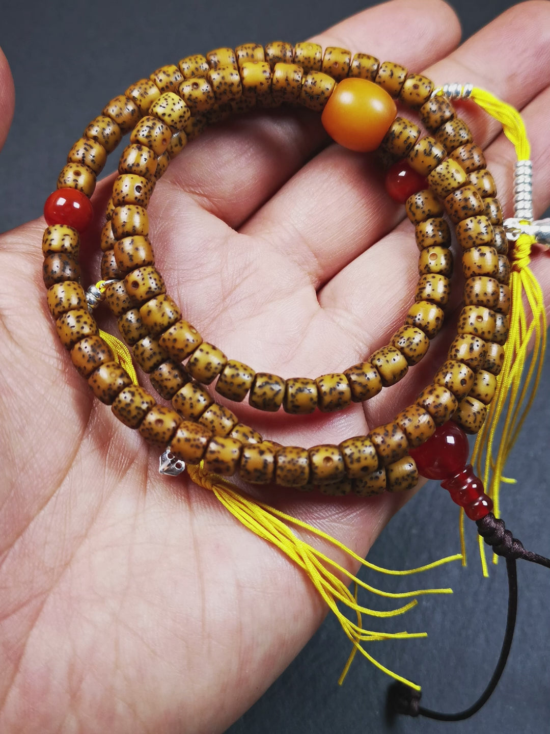This old lotus seed mala was handmade from tibetan crafts man in Baiyu County,about 20 years old. It's composed of 108 lotus seed beads,then add some agate beads,1 pair of silver bead counters,and agate guru bead on it.
