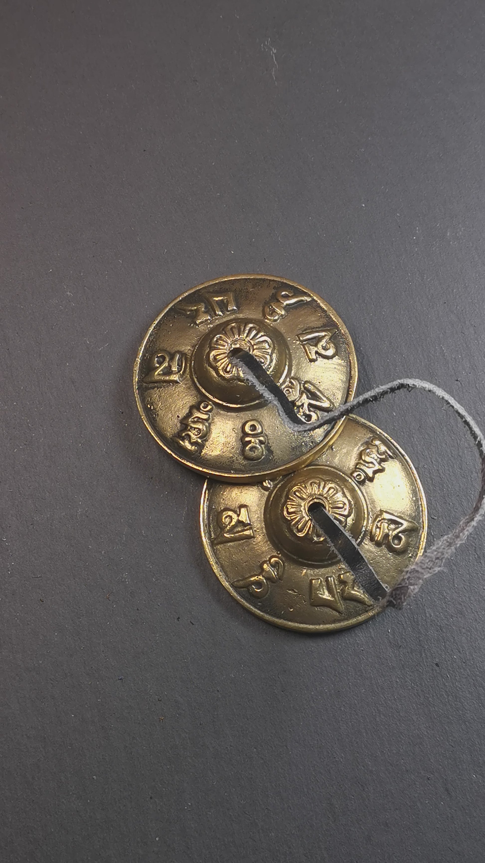 This tingsha bell set was handmade in Nepal,using traditional techniques and materials. It was made of brass,carved om mani padme hum mantra,6.5cm diameter,with pure, clear and resonant,good for meditation. Come with tingsha case.