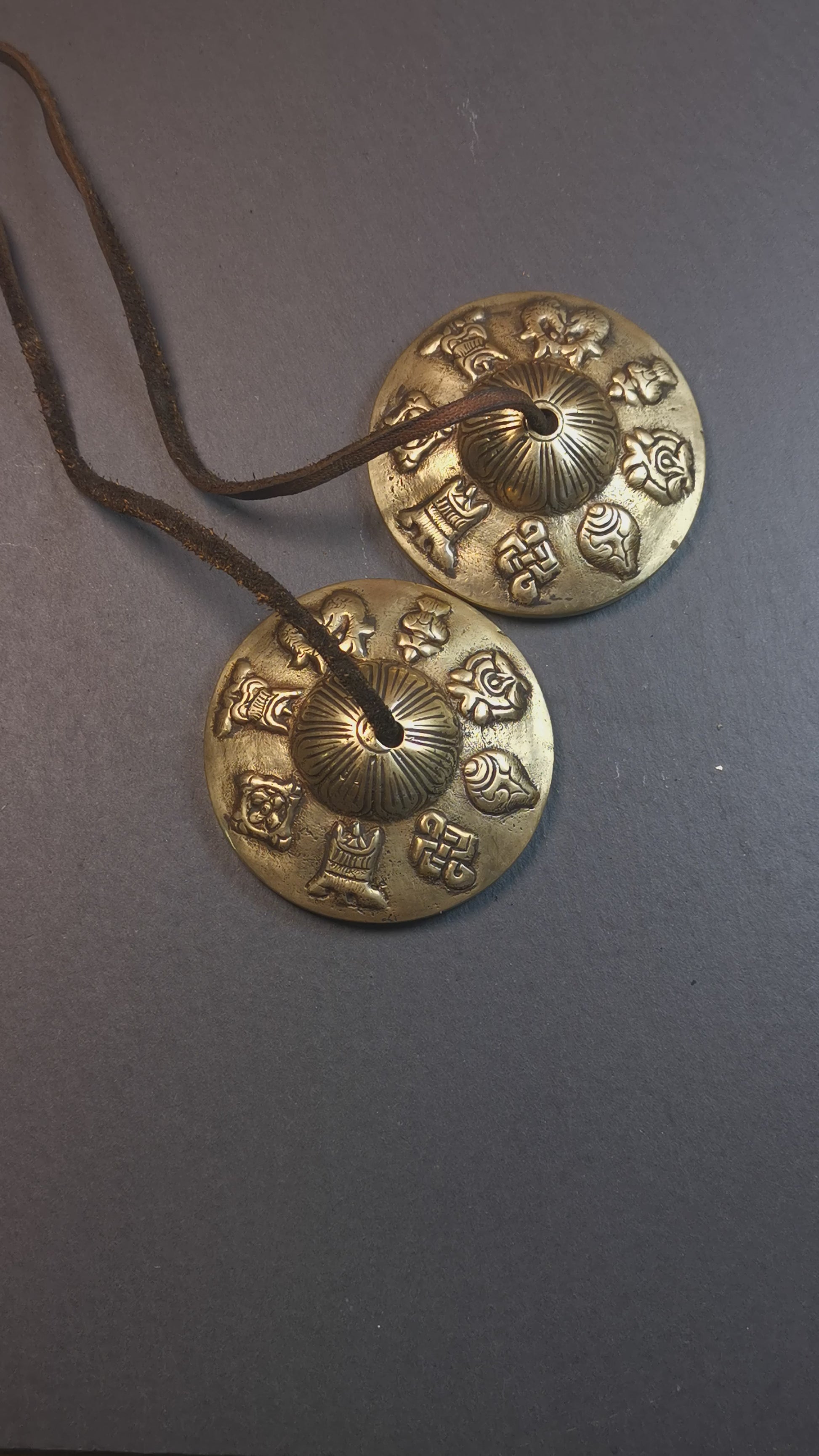 This tingsha bell set was handmade in Nepal,using traditional techniques and materials. It was made of brass,carved astamangal pattern,6.5cm diameter,with pure, clear and resonant,good for meditation. Come with tingsha case.