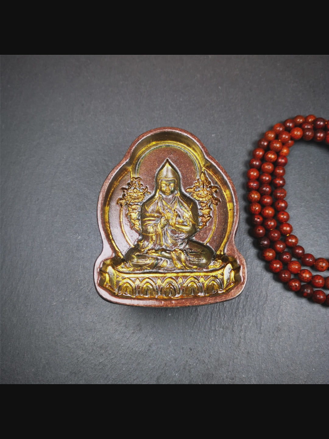 This unique Je Tsongkhapa Tsa-Tsa buddha statue mold is made by Tibetan craftsmen in Hepo Township, Baiyu County.With this exquisite mold, you can use clay to make your own Buddha statue as a decoration or consecration. The statue that you make from your moulds can be painted.