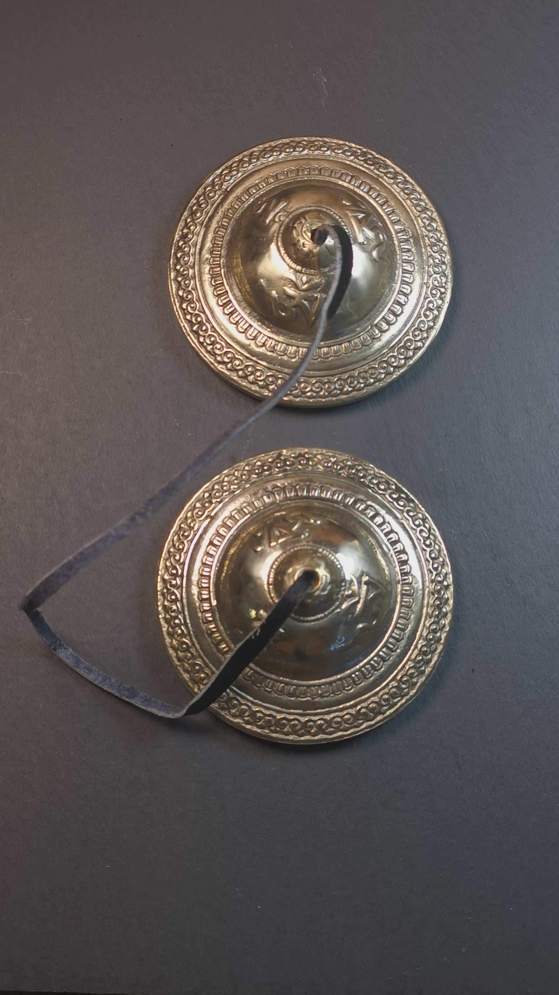 This tingsha bell set was handmade in Nepal,using traditional techniques and materials. It was made of bronze,carved OM Mantra,9cm diameter,with pure, clear and resonant,good for meditation. Come with tingsha case