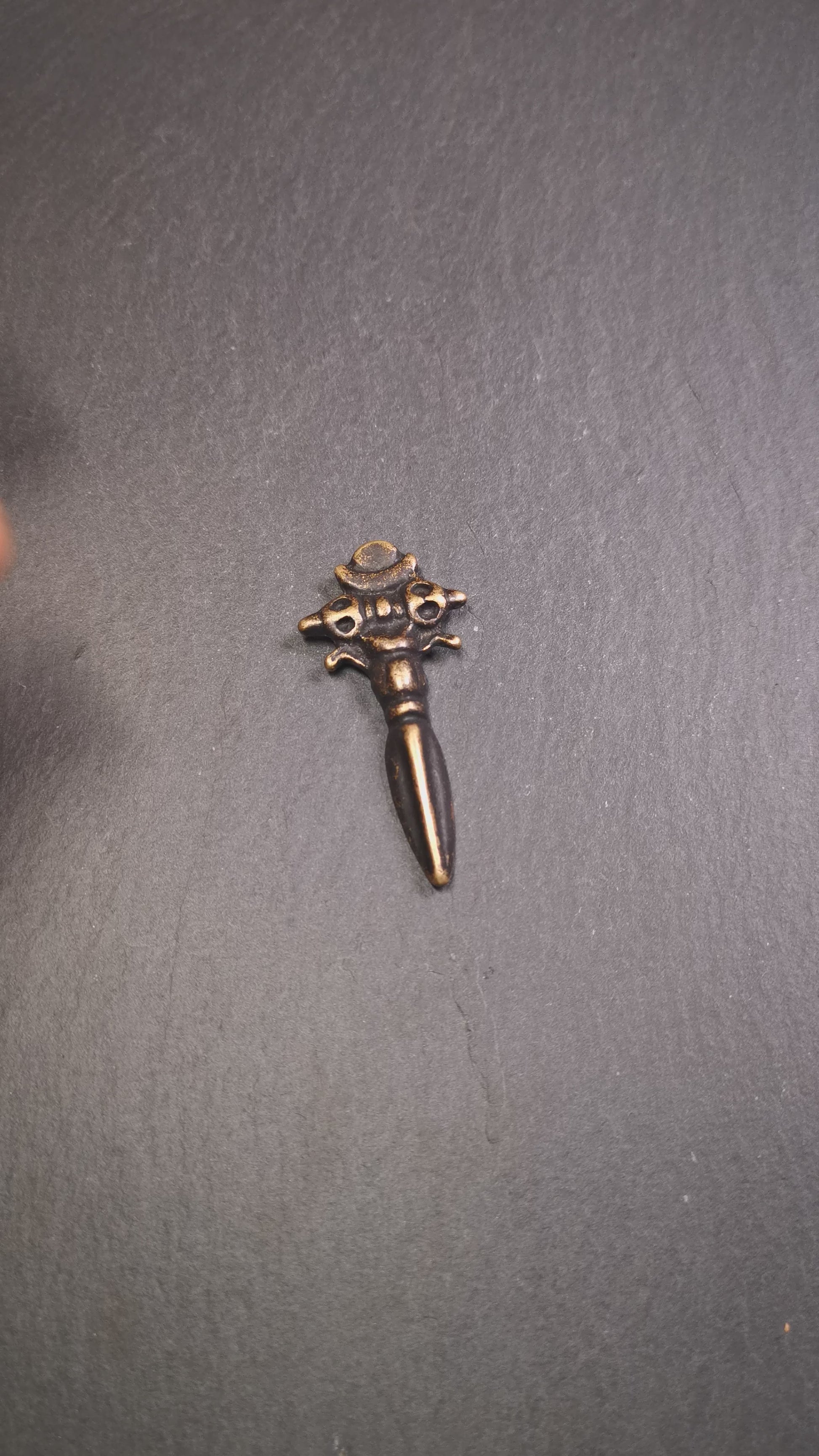 This beautiful phurba pendant was collected in Rejia Monastery,Baiyu,Tibet,about 70 years old.It was blessed by lama. It was made of brass, whole body is yellow,at the top is a mani jewel and horizontal vajra, the bottom is a vertical phurba
