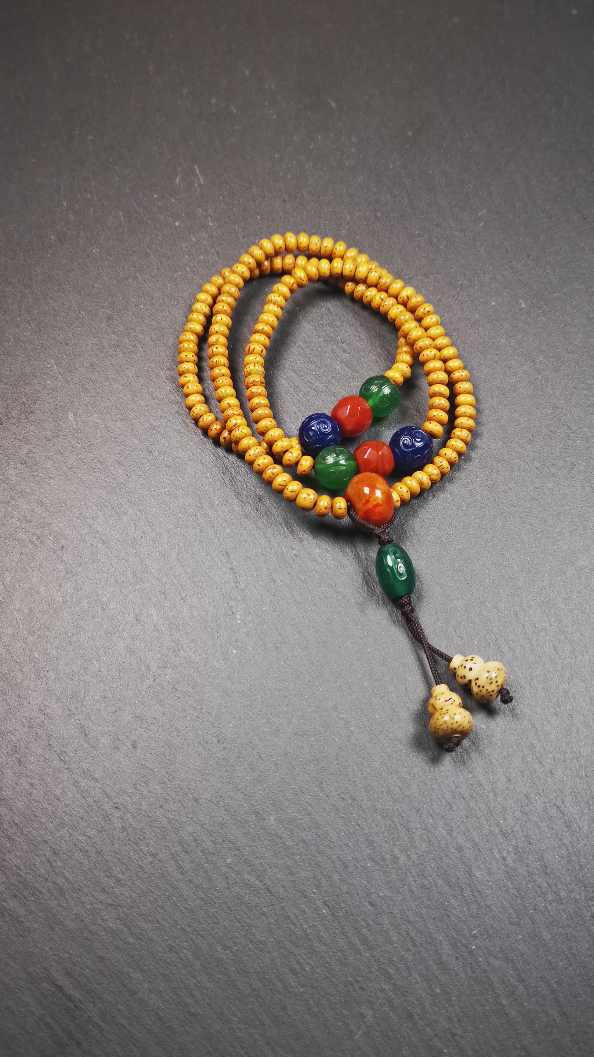 This mala is made by Tibetan craftsmen. It is composed of 108 lotus seed beads(5mm / 0.2"),perimeter is about 56cm,22inches.equipped with red, blue and green agates, very elegant.  It is worn with an elastic cord, so it fits the wrist very well, suitable for women to use as a bracelet mala