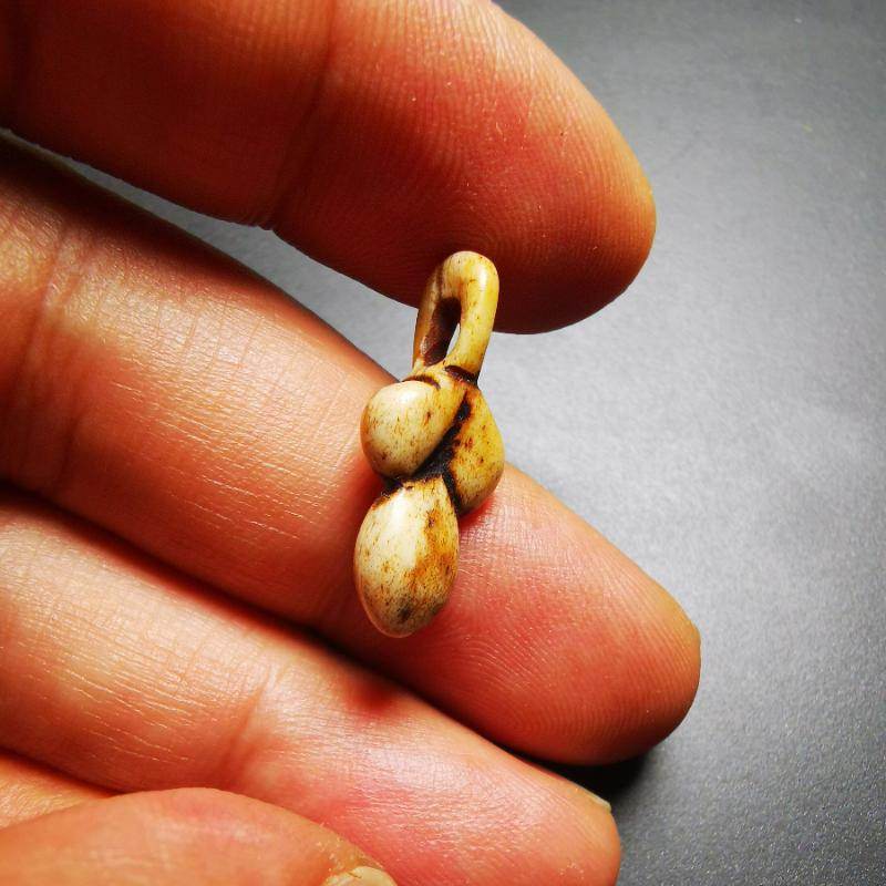 Gandhanra Tibetan Bone Carved Nubro Amulet,Mani Jewel/Wish-Fulfilling Cintamani, Pendant for Mala,Prayer Beads Accessories - Gandhanra-ART