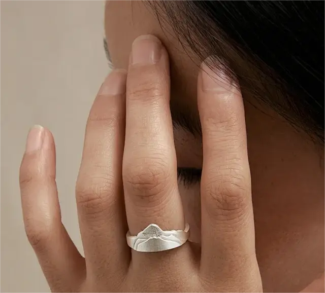 The Holy Mountain between Fingers | Mount Kailash Pure Silver Ring - Gandhanra-ART