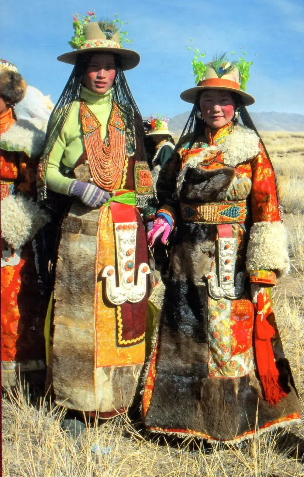 The art worn on the body: Typical clothing styles of the Tibetan Plateau. - Gandhanra-ART