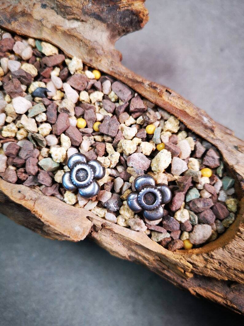 Amulet Pendant,Mini Gesang Flower,Mala Prayer Beads Accessories - Tibetan Buddhist mala beads, close-up detail