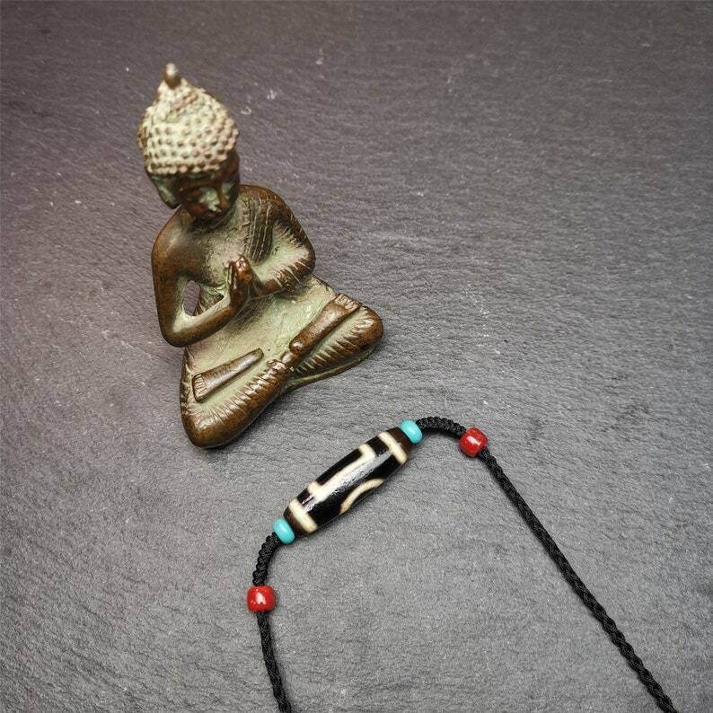 Tibetan Sky & Earth Dzi Bead Necklace,30 Years Old - Tibetan Buddhist bead necklace, detailed view