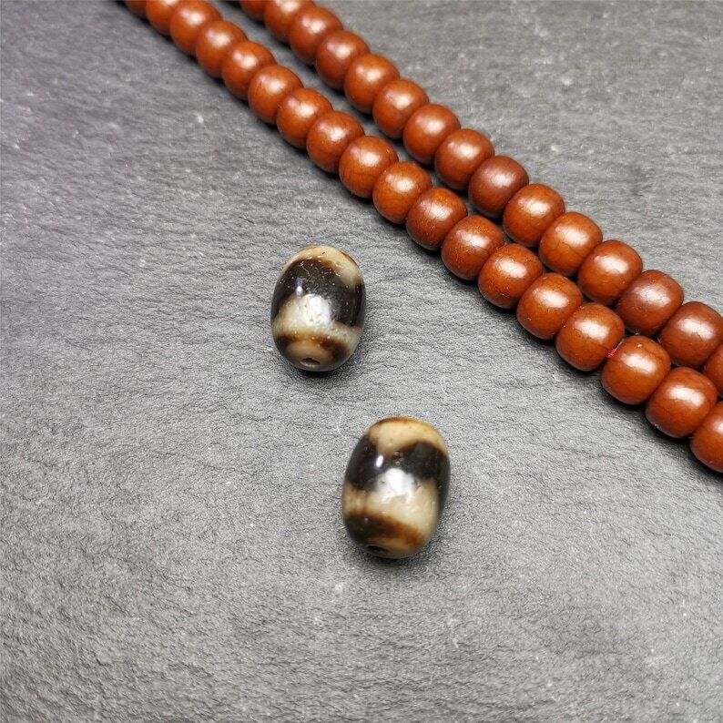 Tiger Tooth Dzi Spacer Marker Beads 0.51" - Tibetan dzi bead, close-up detail