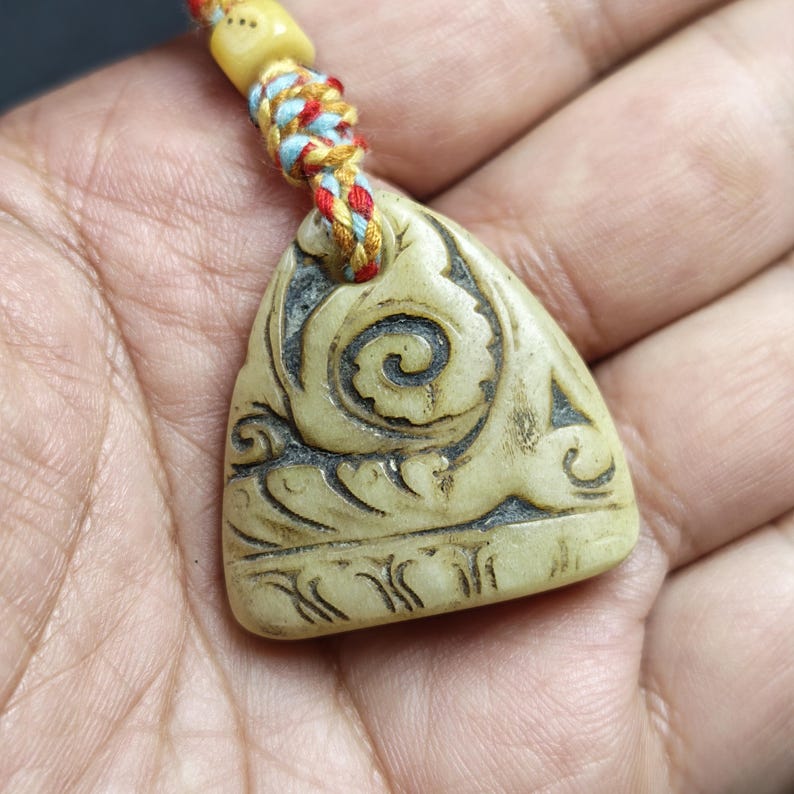 Auspicious Spiral - Eternal Bliss - Hand-carved Tibetan Amulet - Protective Charm for Keychain / Bag Hanging - 32mm